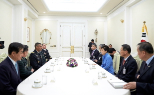 The President Meets with Commander of the ROK-U.S. Combined Forces Command Vincent K. Brooks