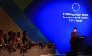 \`Korea, ASEAN are old friends willing to help each other\`