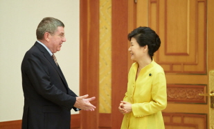 President Park meets with IOC head