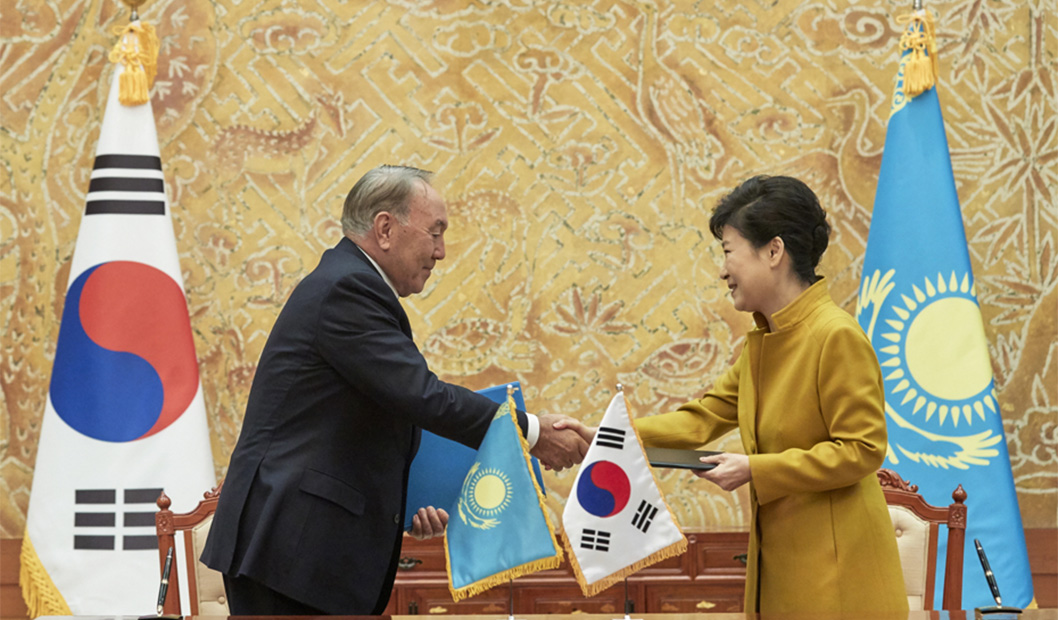President Park Geun-hye and President of Kazakhstan Nursultan Nazarbayev attending an MOU signing ceremony at Cheong Wa Dae in the morning