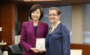 Minister meets best-selling travel author