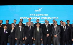 Forum discusses peace on peninsula